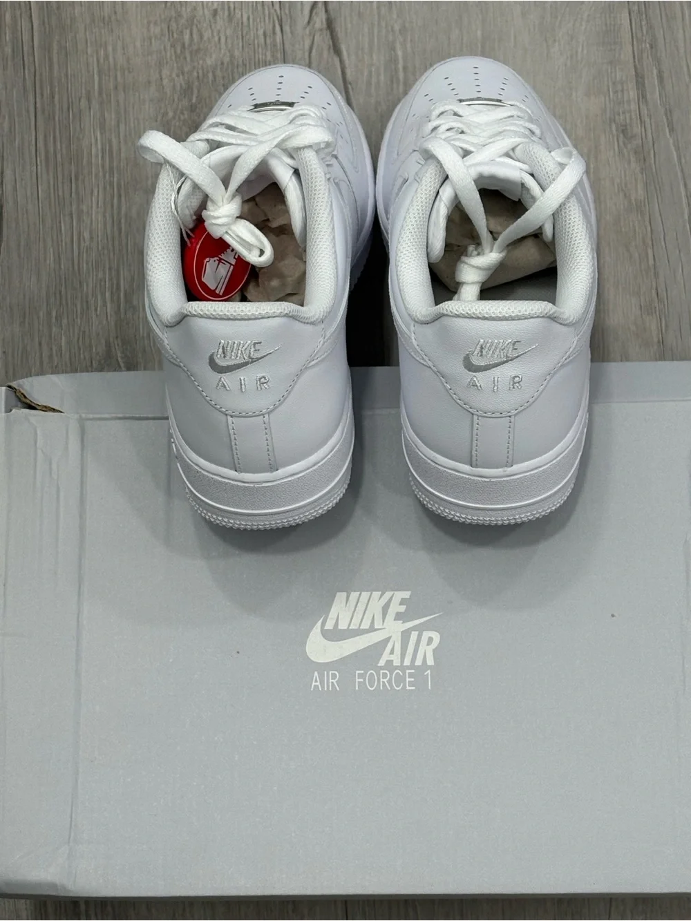 Nike White Leather Low-Top Sneakers BNWT size 8 AT-7/52